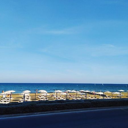Mackenzie Beach Hotel Larnaca Exteriör bild