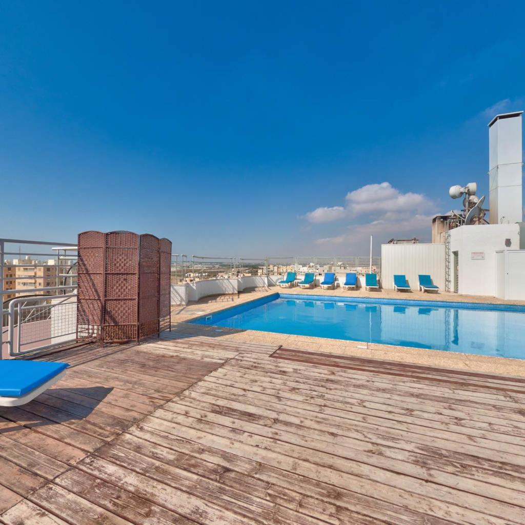 Mackenzie Beach Hotel Larnaca Exteriör bild