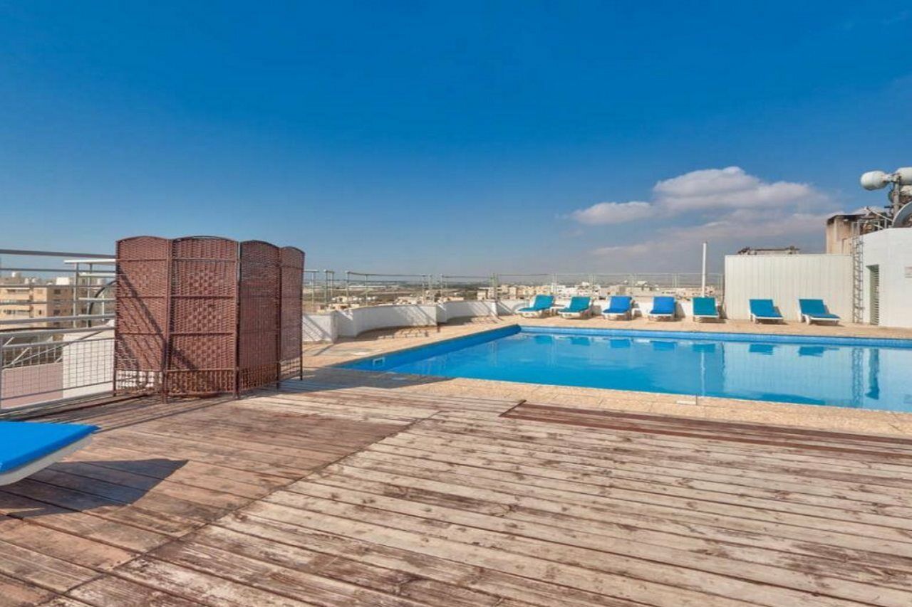 Mackenzie Beach Hotel Larnaca Exteriör bild