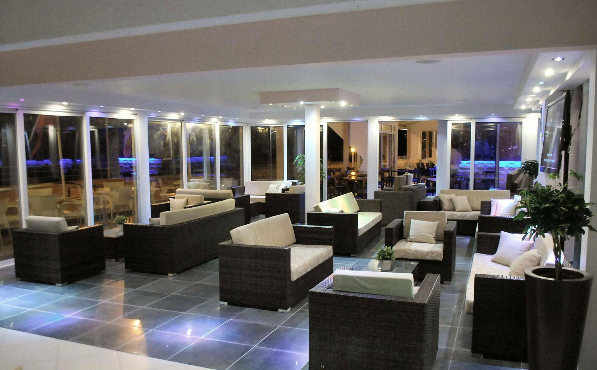 Mackenzie Beach Hotel Larnaca Exteriör bild