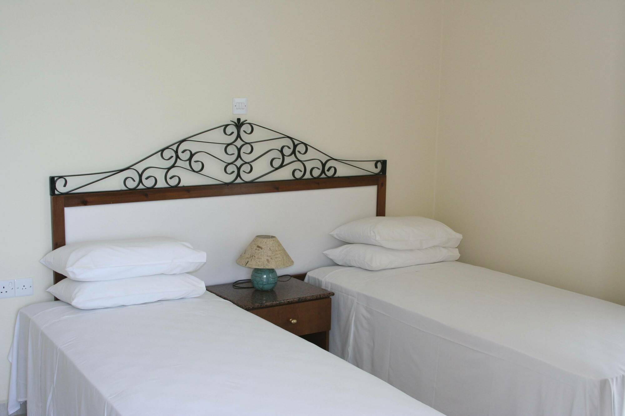 Mackenzie Beach Hotel Larnaca Exteriör bild